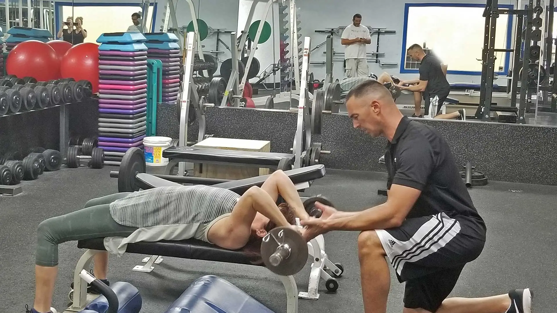 Francois training client on how to do a skull crusher exercise.